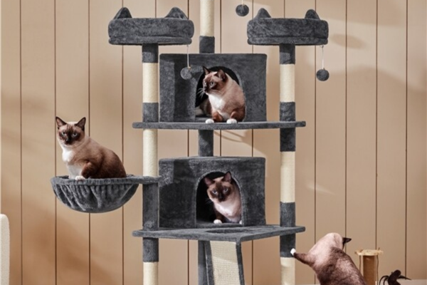 Três gatos em uma torre vertical com plataformas e nichos